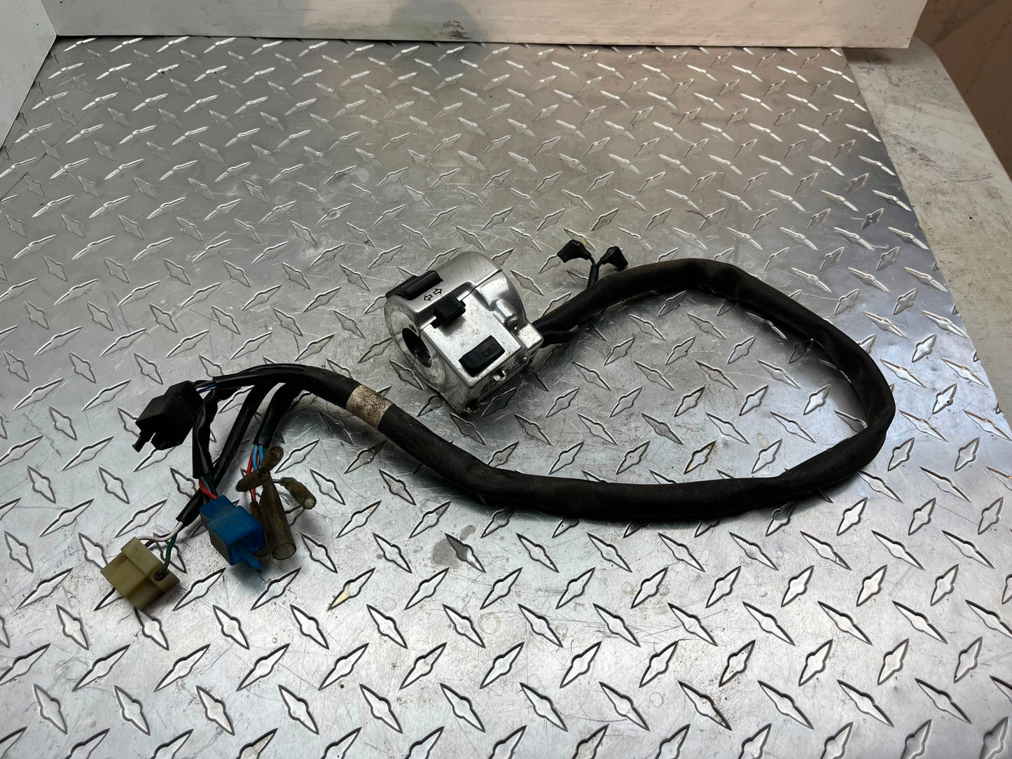 OEM HONDA VTX 1300R TURN SIGNAL SWITCH SET PART# 35020-MEA-670