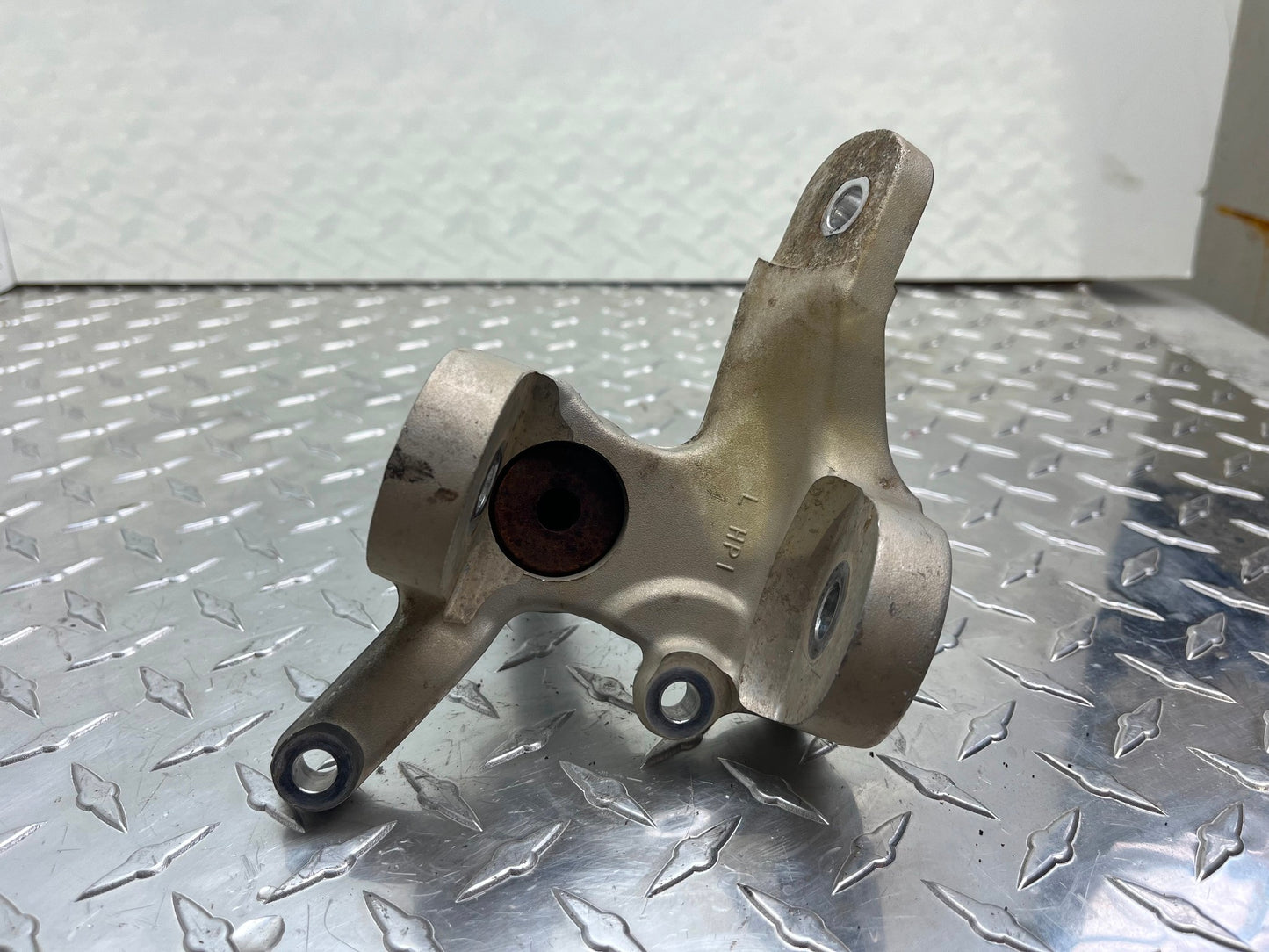 OEM HONDA TRX 450R SPORTRAX LEFT FRONT KNUCKLE SPINDLE PART# 51260-HP1-000